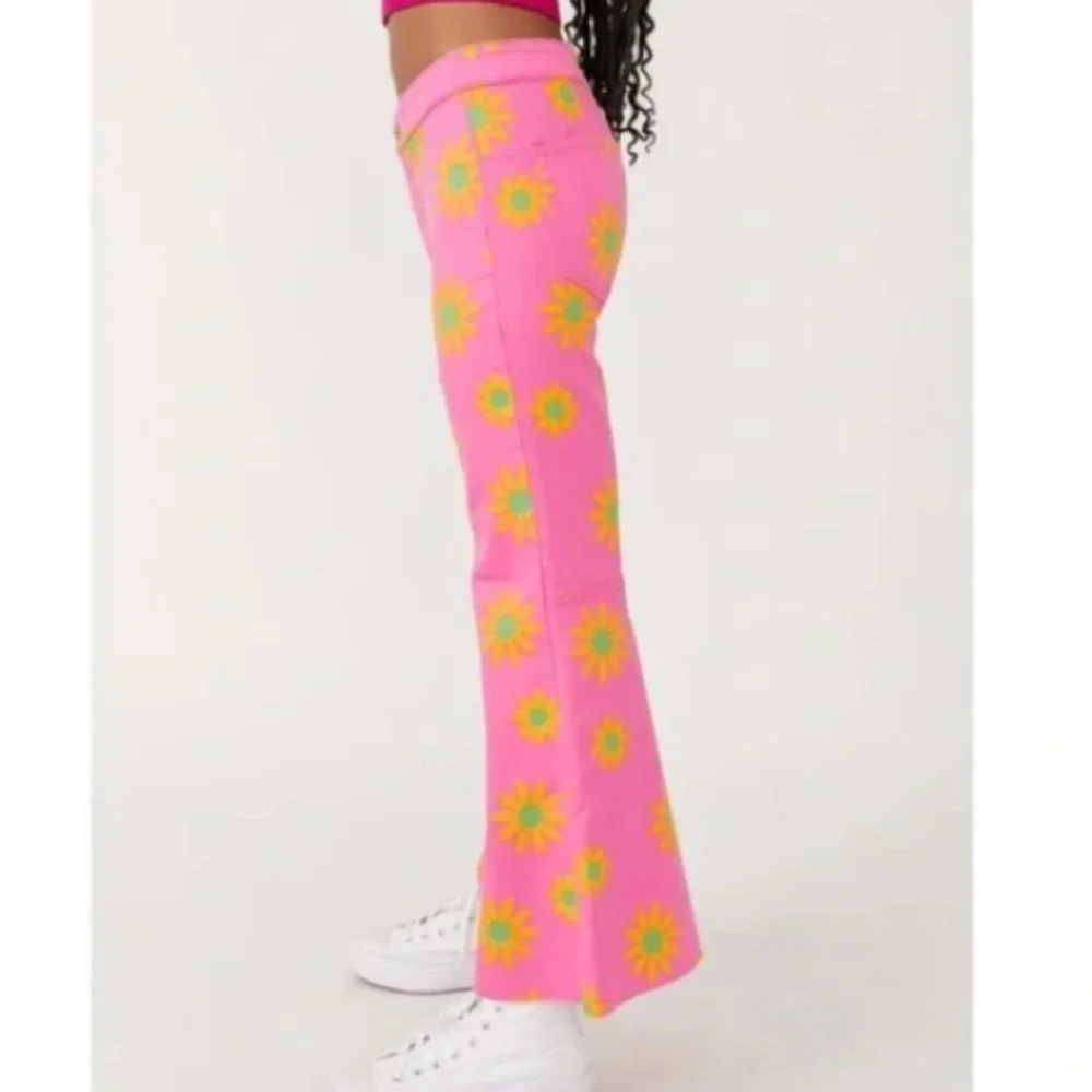 Free People Youthquake Printed Crop Flare Jeans in Lipstick Combo sz 26 - Picture 3 of 6